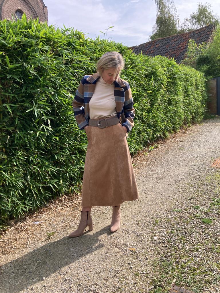 Lange bruine rok met een passend geruit vestje