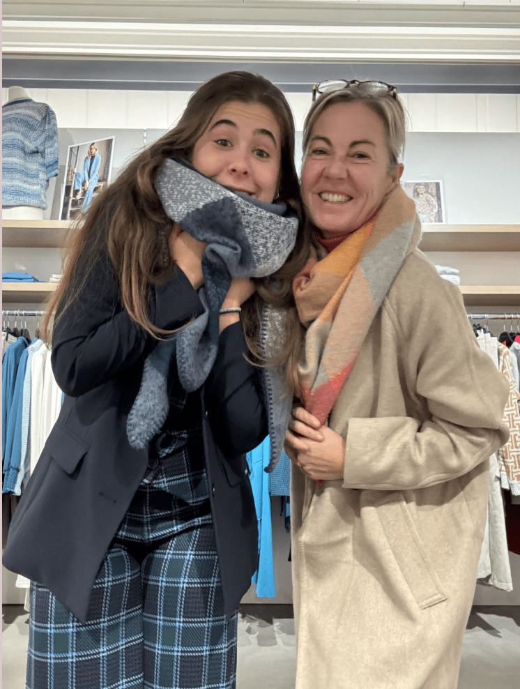 Twee vrouwen hebben een dikke, warme sjaal aan